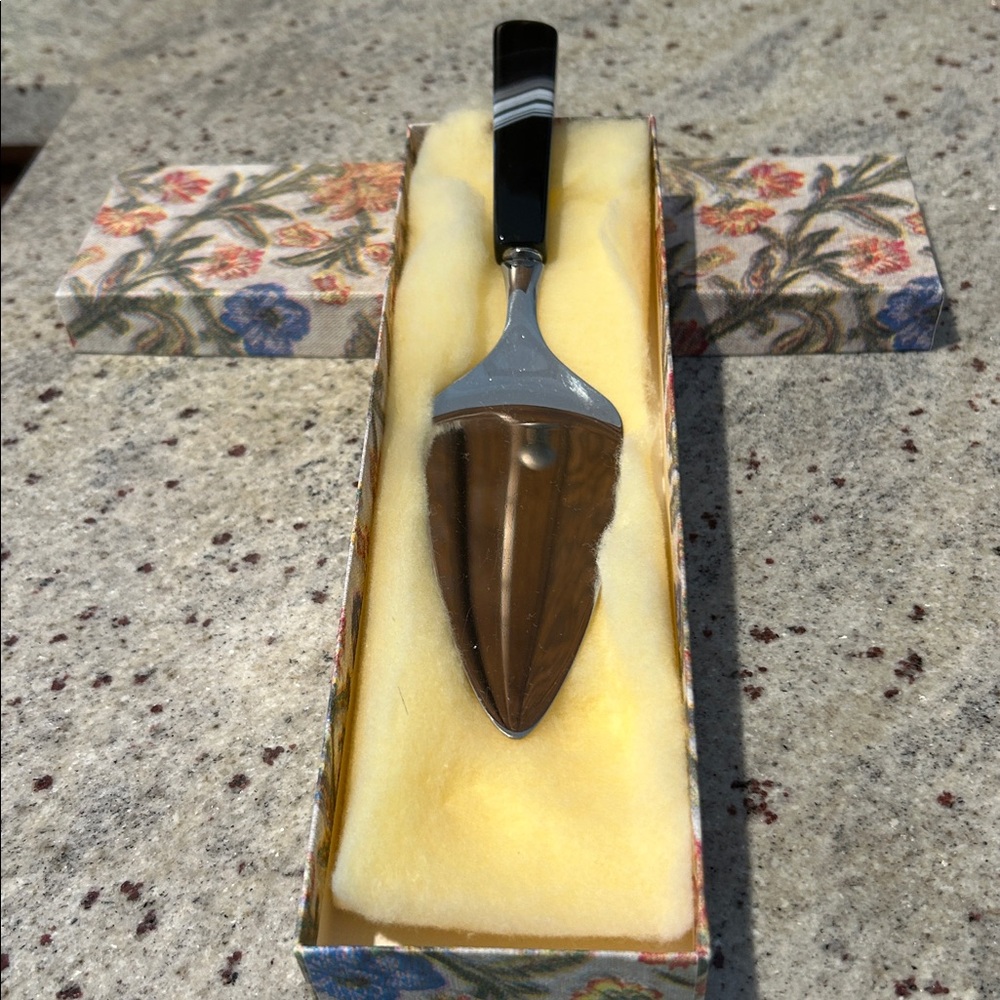 Elegant Black and Silver Cake Server